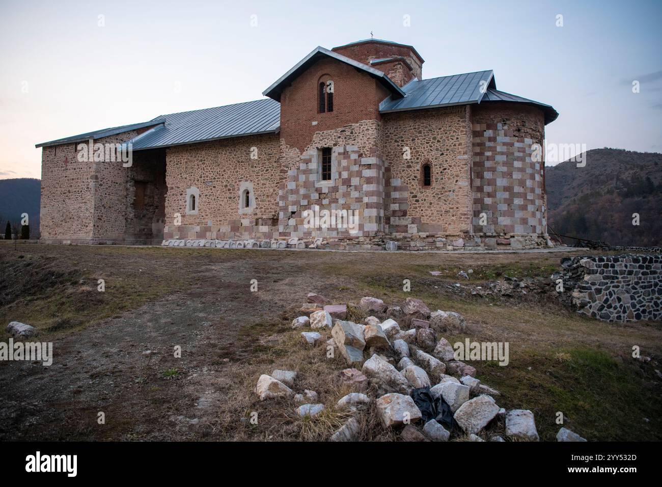 Monastero medievale di Banjska, costruito nel 1317 d.C. come luogo di riposo del re serbo Milutin Nemanjic nella provincia autonoma serba del Kosovo e Metohija Foto Stock