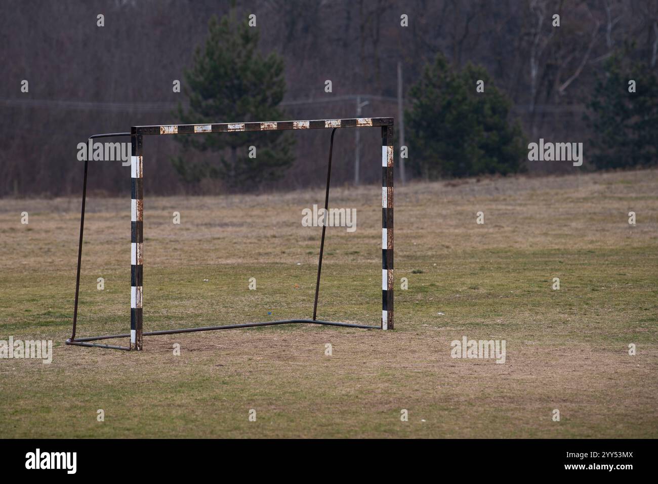 Vecchio campo da calcio rustico abbandonato in mezzo alla foresta. Foto Stock