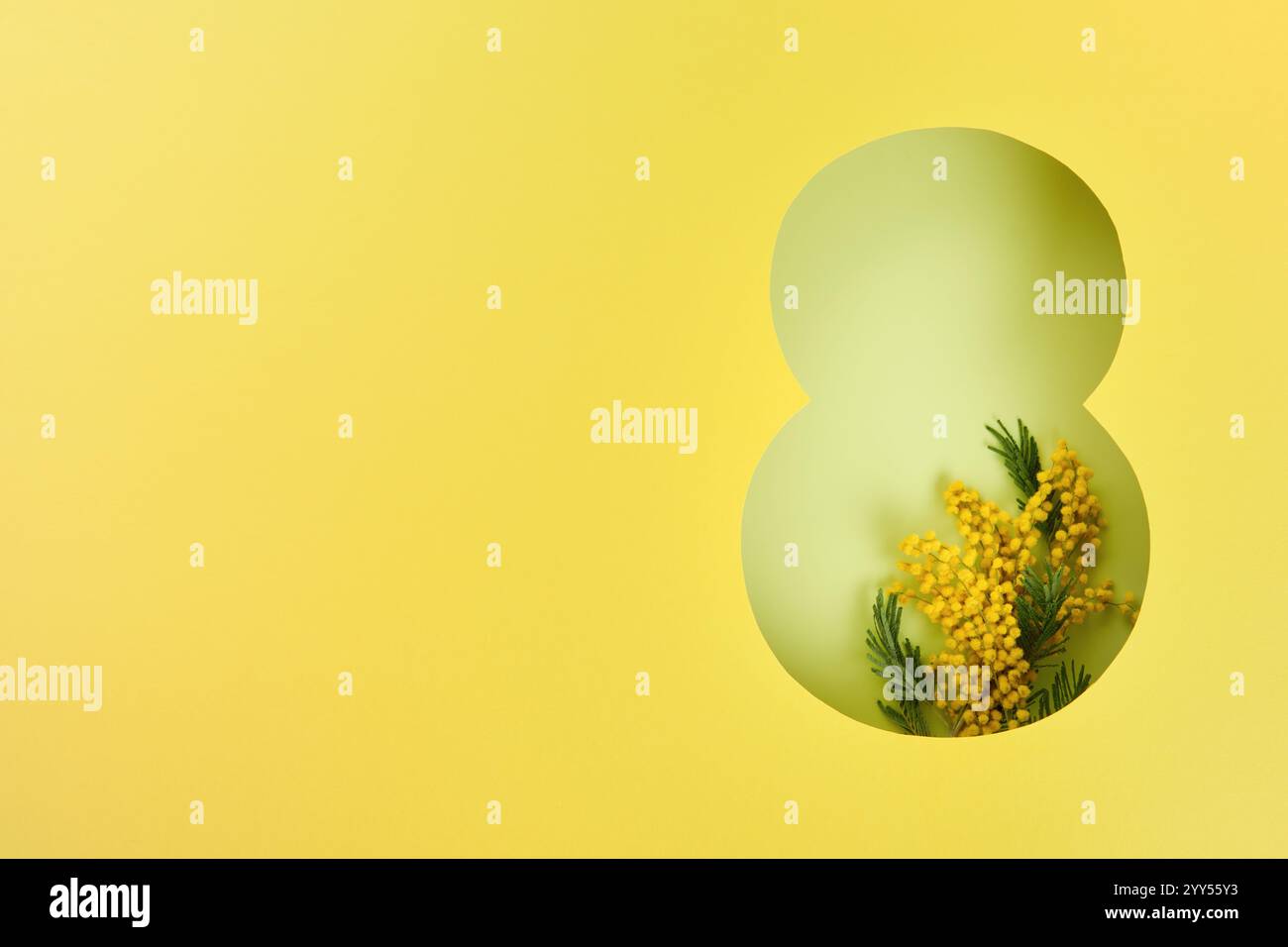 Biglietto d'auguri dell'8 marzo. Taglio di carta otto in fondo giallo e bouquet di fiori primaverili freschi di mimosa gialla. Biglietto d'auguri per la Festa delle donne in ma Foto Stock