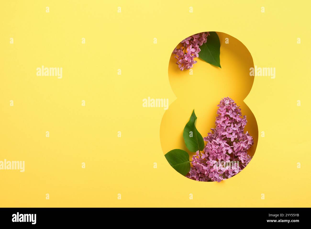Biglietto d'auguri dell'8 marzo. Otto tagliati in carta di fondo giallo e bouquet di fiori freschi di primavera di lilla. Biglietto d'auguri per la Festa della donna dell'8 marzo FL Foto Stock