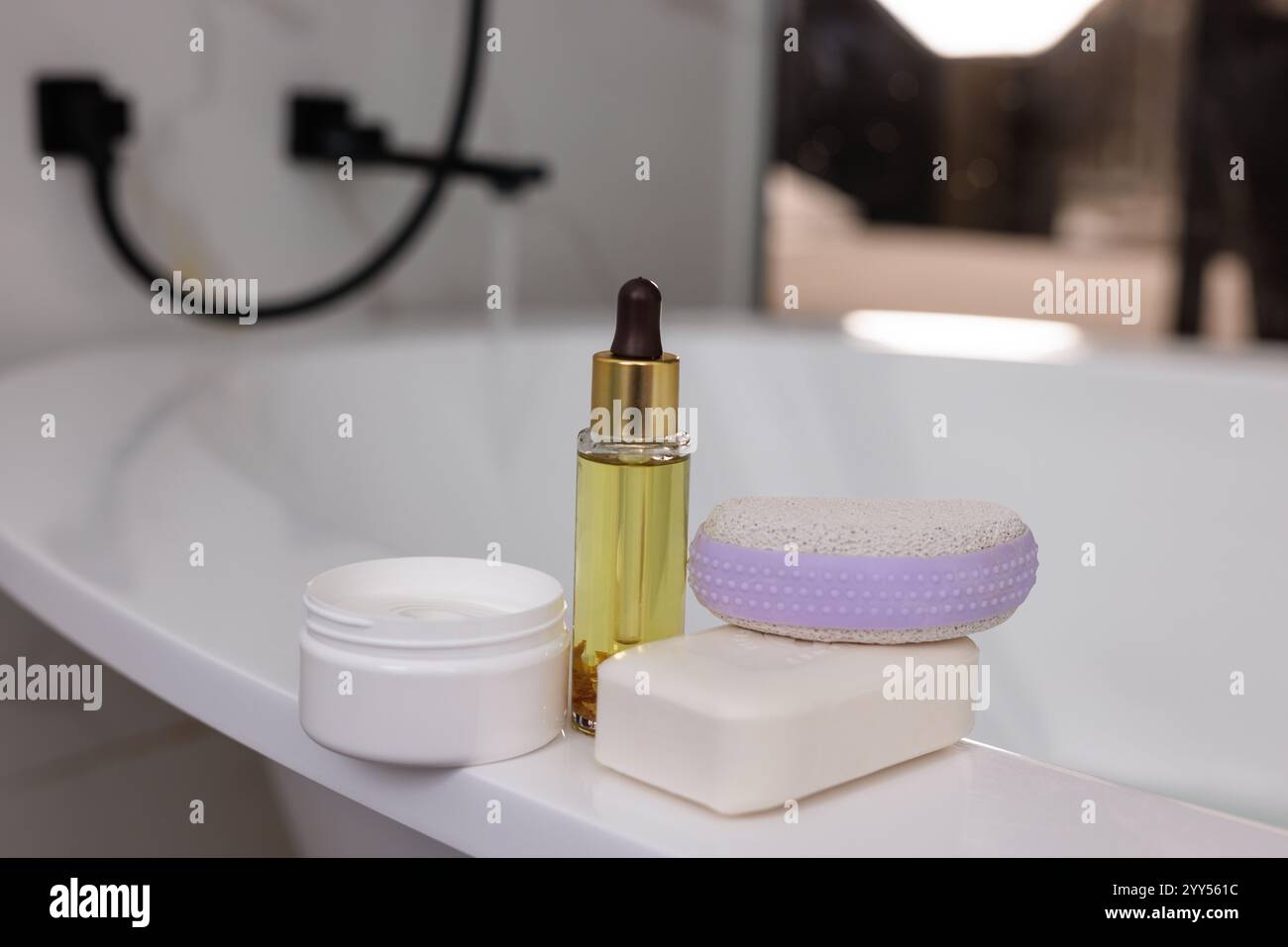 Prodotti per la cura del corpo, dei capelli e della pelle, sdraiati in bagno, pomice, crema, sapone e siero, Foto Stock