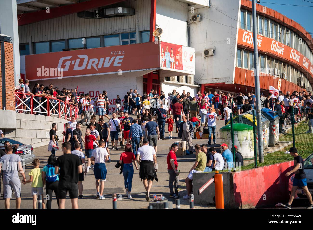 I tifosi della Stella Rossa entrano all'ingresso dello stadio per una partita di calcio a Belgrado, Serbia Foto Stock