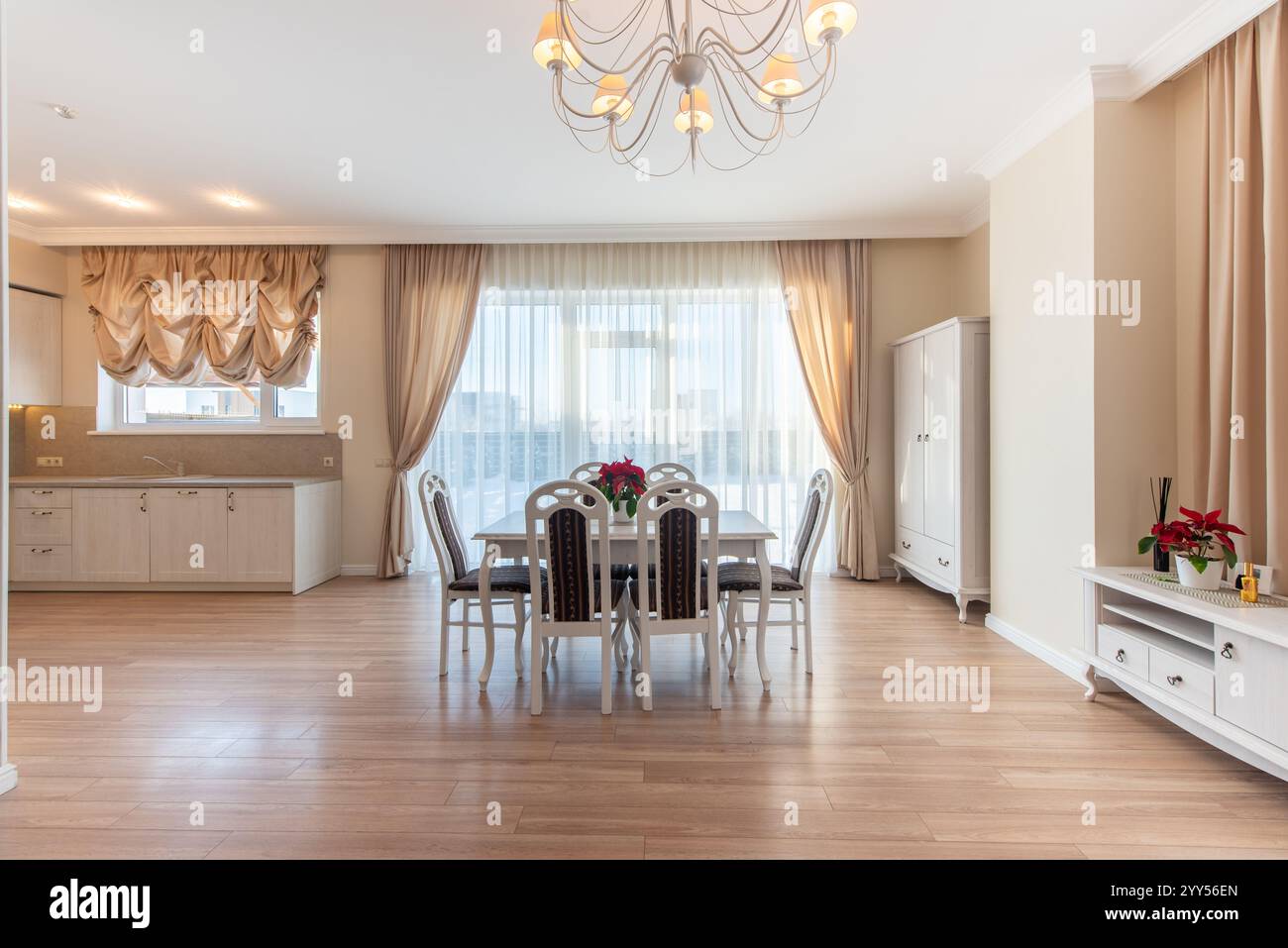 Un sofisticato spazio abitativo e da pranzo con arredamento di gusto, mobili di lusso e illuminazione calda. Ideale per una casa tranquilla ma elegante Foto Stock