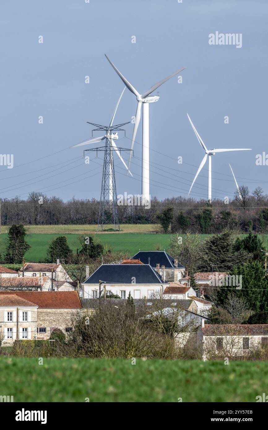 Breuil-la-Réorte, distretto di Treuil Grand Vent, pianura di Aunis: (Francia centro-occidentale): Linee elettriche, turbine eoliche e il villaggio Foto Stock