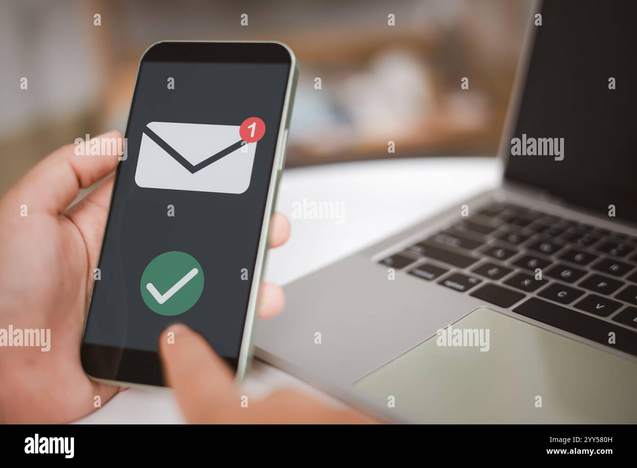 Una persona ha un telefono cellulare e controlla l'e-mail, è probabile che stia controllando l'e-mail, nuovo concetto di notifica e-mail per comunicazioni e-mail aziendali Foto Stock