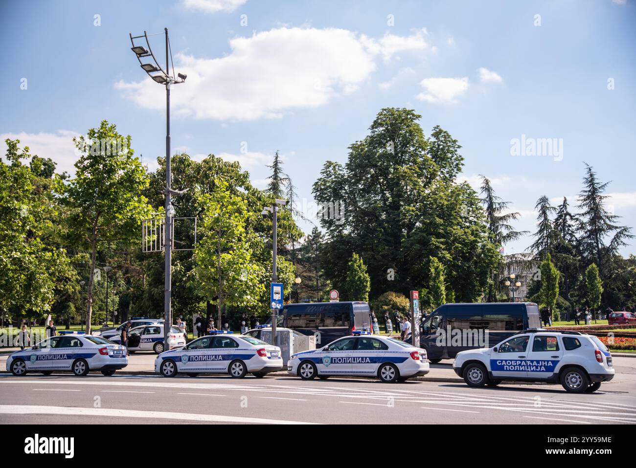 Le auto e le forze della polizia si riuniscono di fronte all'assemblea della repubblica di Serbia prima dell'inizio della protesta contro le autorità Foto Stock