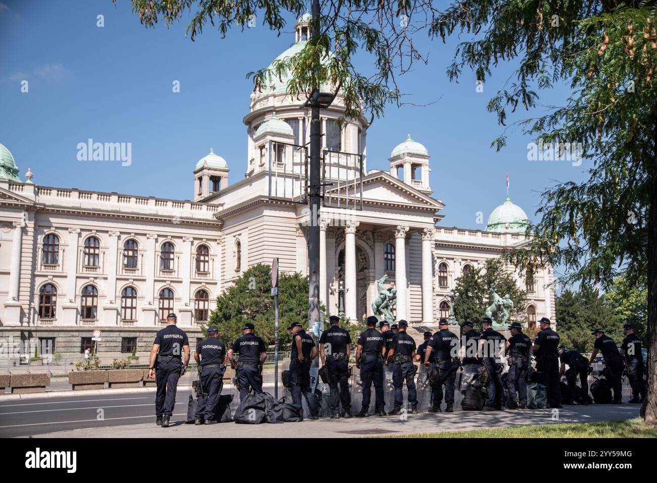 Le forze di polizia si riuniscono di fronte all'assemblea della repubblica di Serbia prima dell'inizio della protesta contro le autorità di Belgrado, Serbia Foto Stock