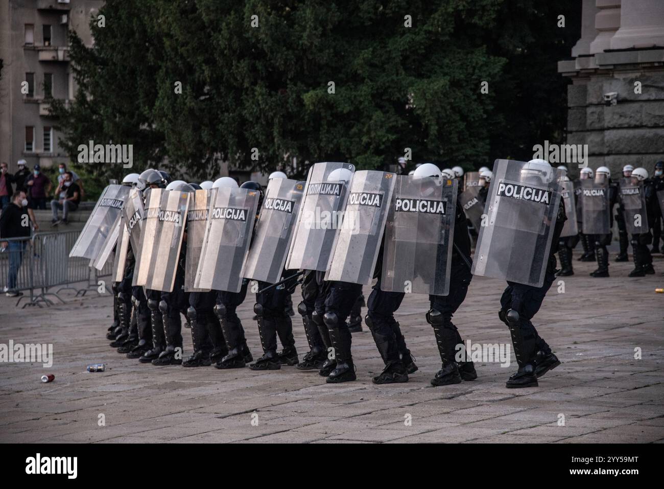 Cordone di polizia con scudi raccolti in formazione pronti a difendere le assemblee della repubblica di Serbia durante la protesta contro le autorità Foto Stock