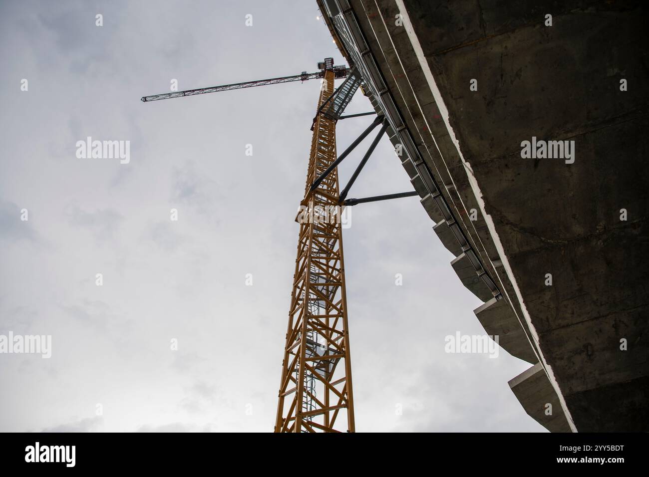 Vista ravvicinata della scala gialla di accesso alla gru, scala in acciaio che conduce alla cabina della gru in cima. Sito di costruzione di edifici a struttura alta Foto Stock