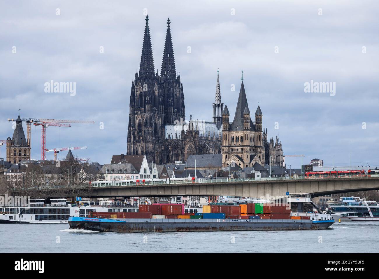 Nave container sul fiume Reno nella parte vecchia della città con la chiesa romanica di Gross St. Martin e la cattedrale, il ponte Deutz, Colonia, GE Foto Stock