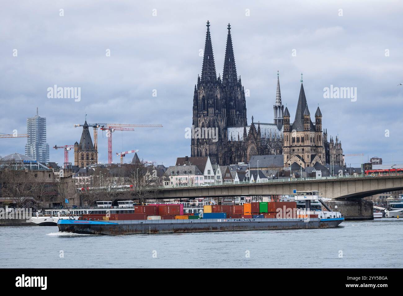 Nave container sul fiume Reno nella parte vecchia della città con la chiesa romanica di Gross St. Martin e la cattedrale, il ponte Deutz, Colonia, GE Foto Stock