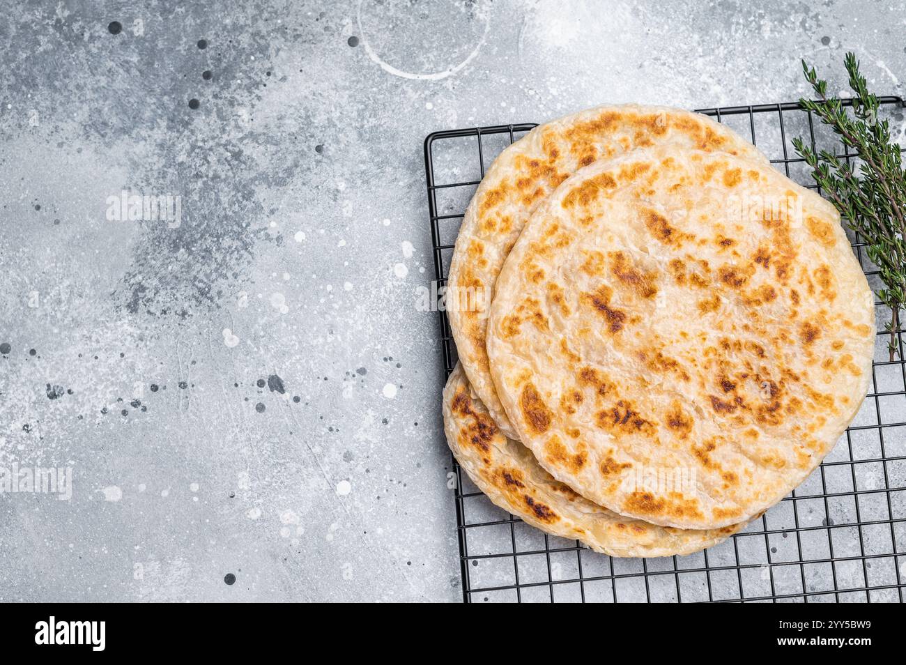 Paratha di grano Kerala fatto in casa, parotta a strati. sfondo grigio. vista dall'alto Foto Stock