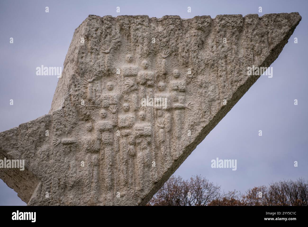 Monumento all'ala rotta nel Sumarice Memorial Park vicino a Kragujevac, Serbia. Un monumento alle vittime della guerra "Kragujevacki oktobar". Foto Stock
