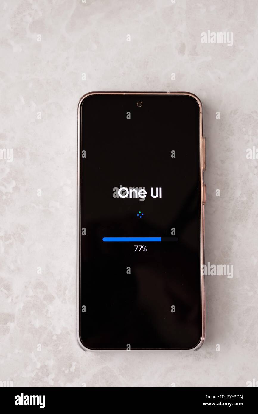 Avanzamento aggiornamento sullo schermo LCD dello smartphone android. Aggiornamento software Samsung, aggiornamento interfaccia utente Galaxy ai One. Processo di ottimizzazione del funzionamento del dispositivo mobile android Foto Stock