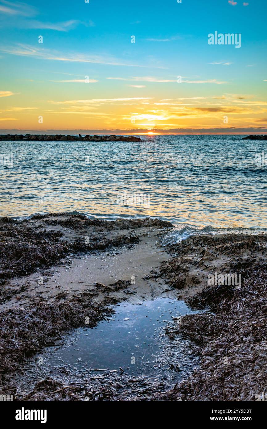 Vista del tramonto dalla spiaggia di Venere a Paphos, Cipro Foto Stock