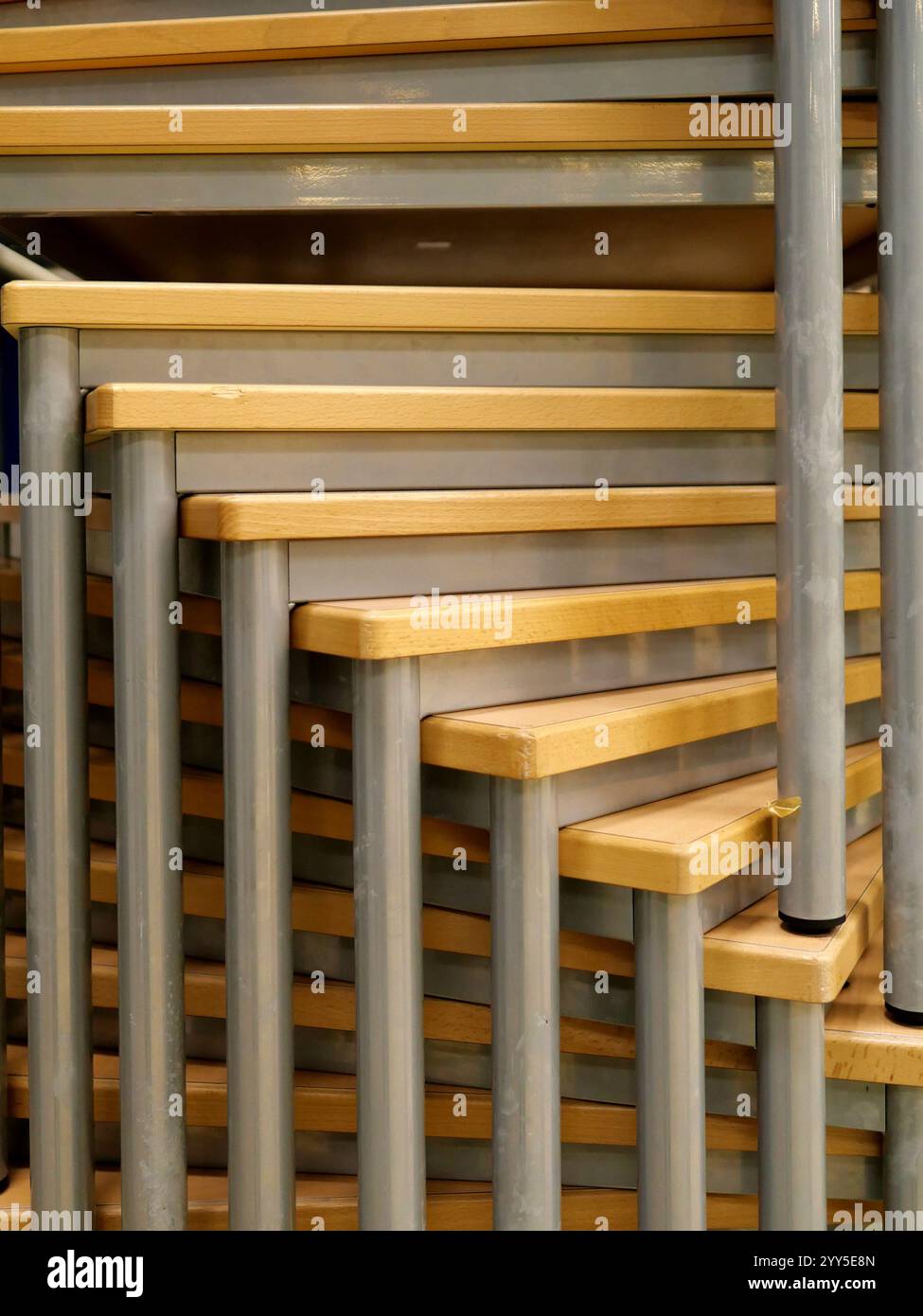Tavoli impilabili in una sala sportiva, perfetti per esami ed eventi. Salvaspazio, flessibile e facile da installare e riporre. Foto Stock