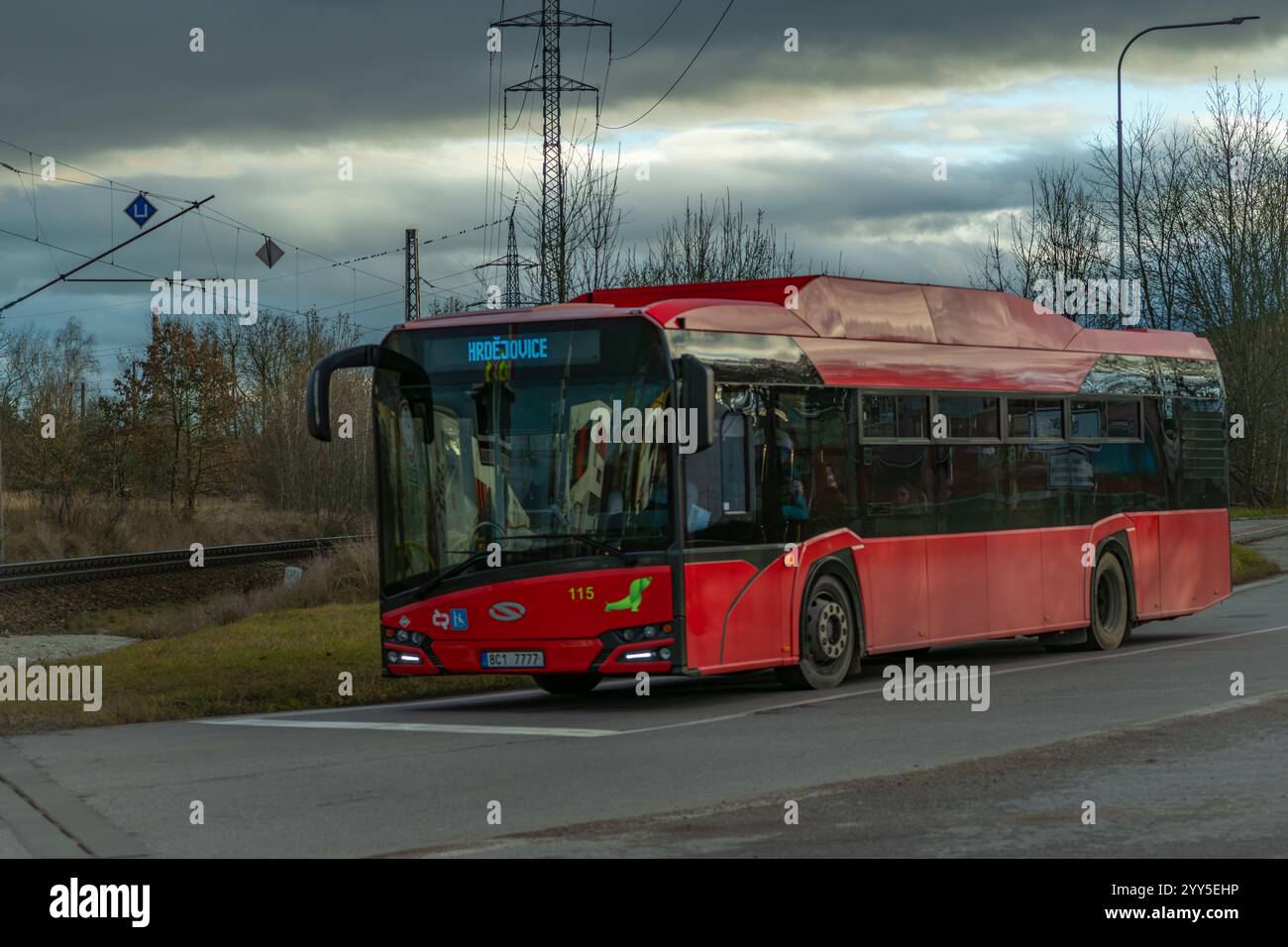 Strade asfaltate vicino alla ferrovia in inverno giorno autunnale a Hrdejovice CZ 12 16 2024 Foto Stock