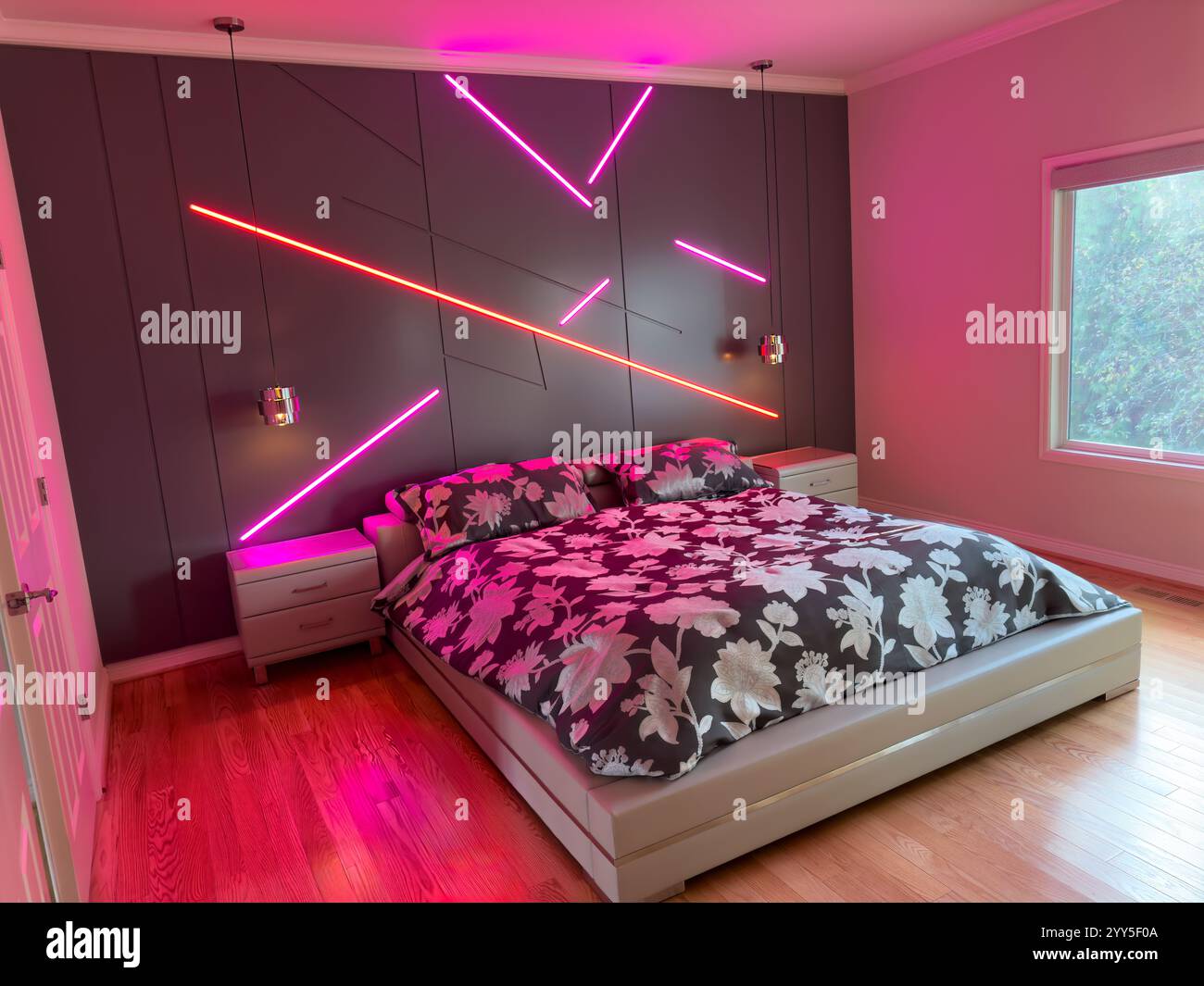 Moderna camera da letto principale con pareti d'accento con luci accese durante il giorno Foto Stock