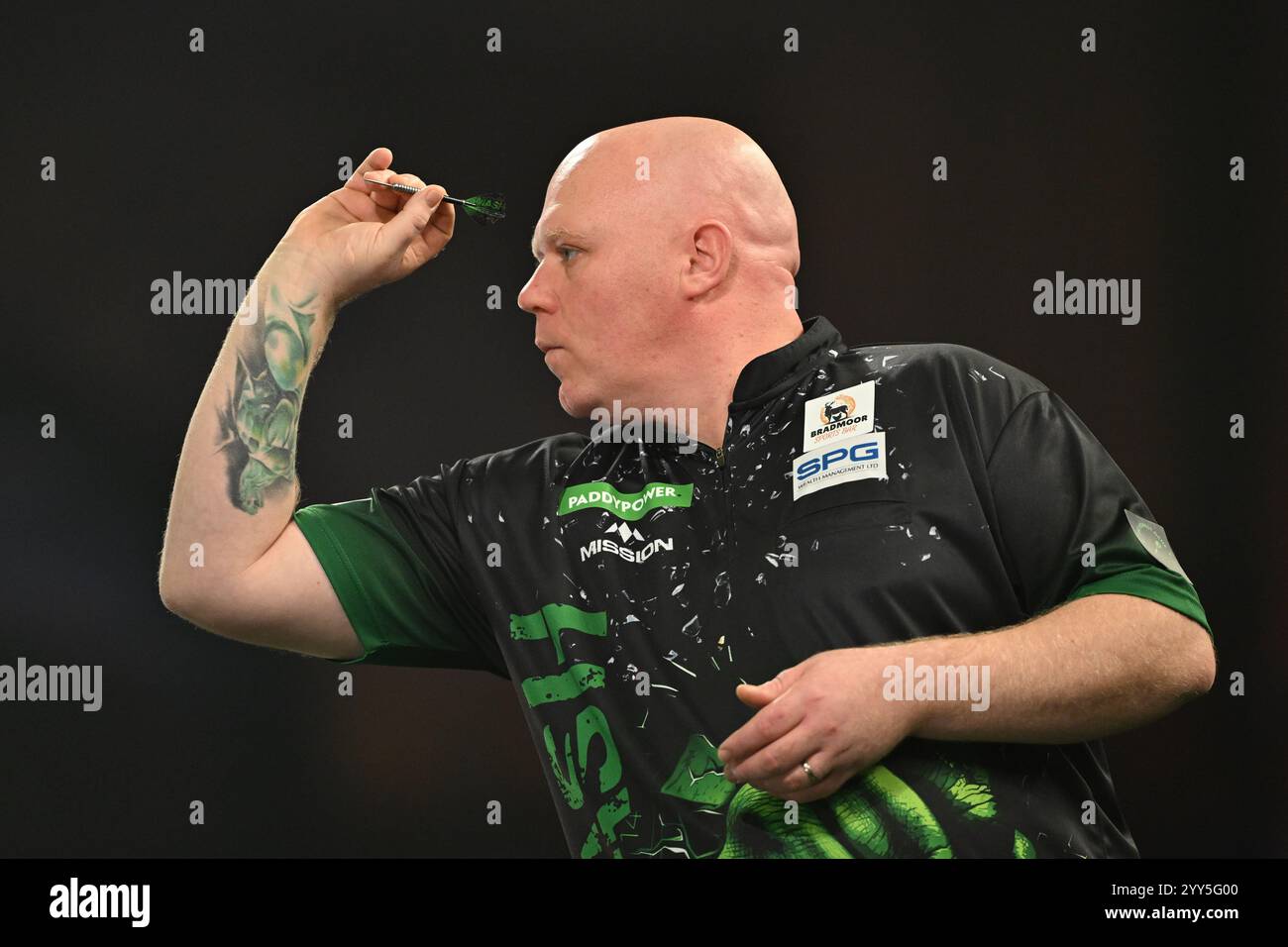Alexandra Palace, Londra, Regno Unito. 19 dicembre 2024. 2024/25 PDC Paddy Power World Darts Championships Day 5; Martin Lukeman contro Nitin Kumar nel loro primo turno match, Martin Lukeman in azione durante il suo match con Nitin Kumar Credit: Action Plus Sports/Alamy Live News Foto Stock