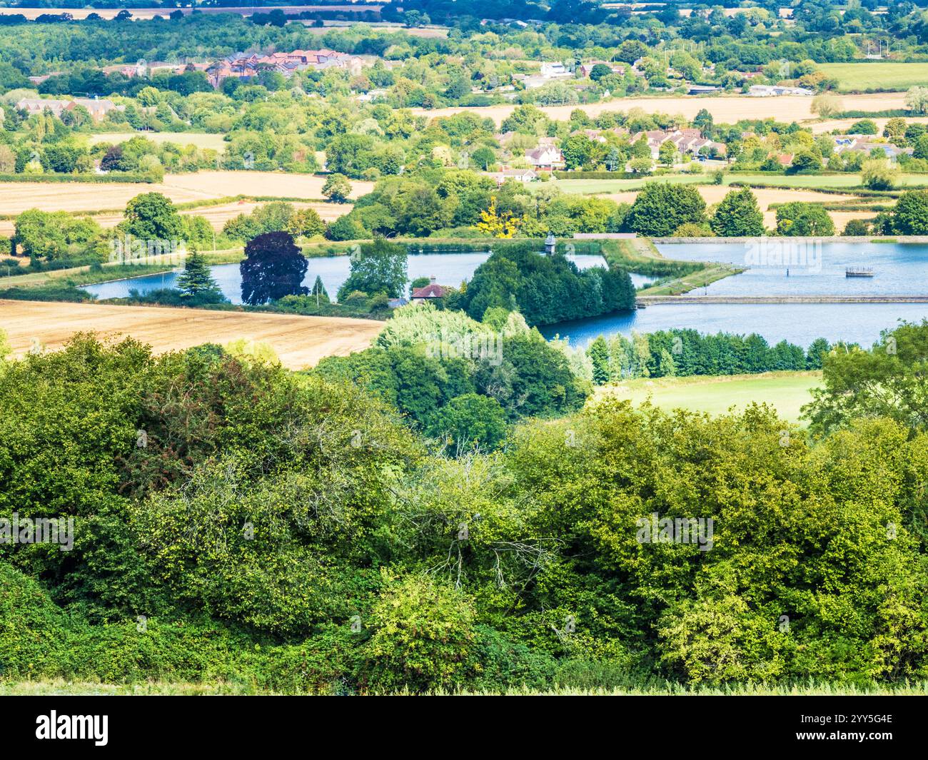 La vista dal Cotswold Way si affaccia sulle acque di Witcombe vicino a Birdlip, Gloucestershire. Foto Stock