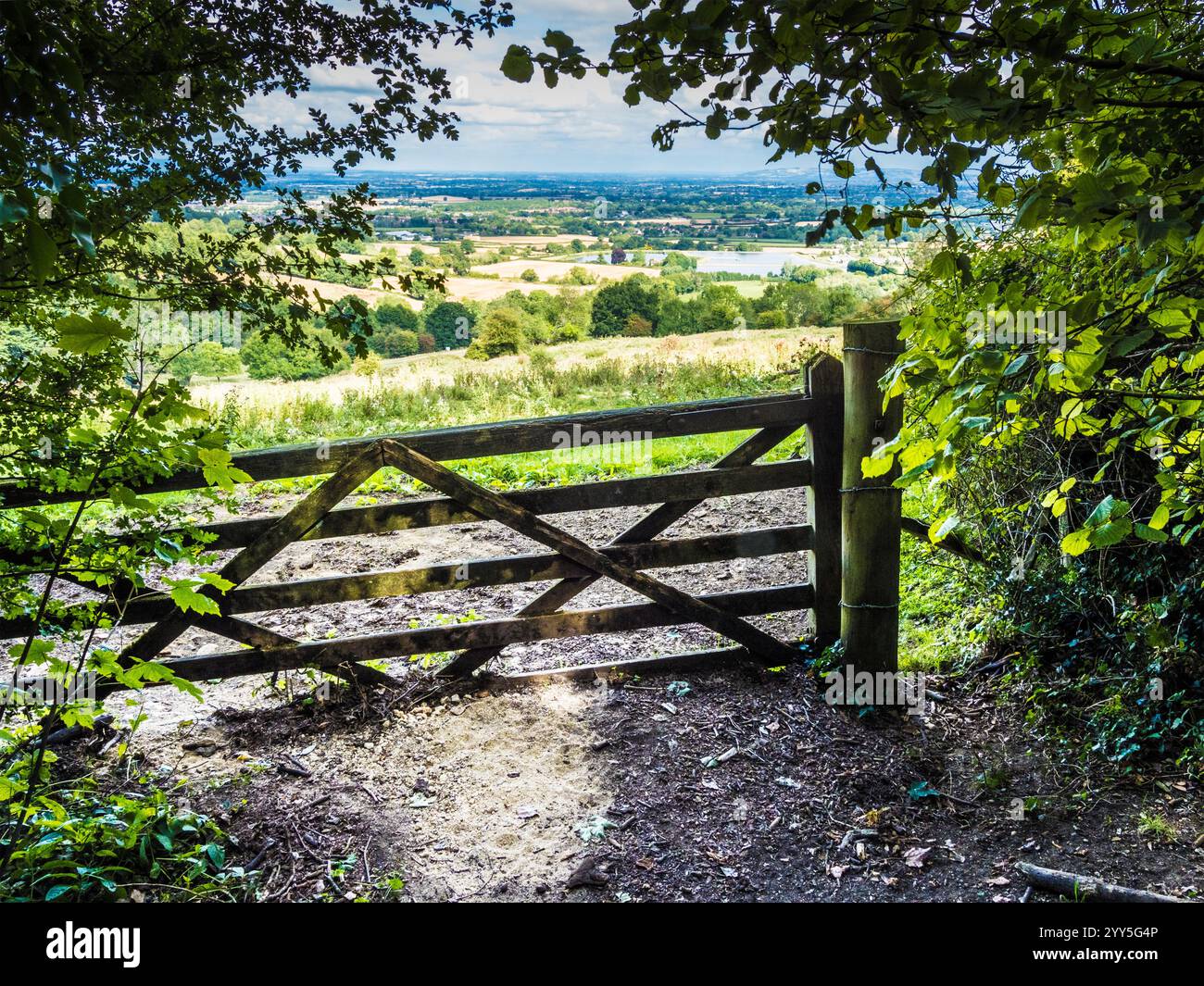 La vista dalla Cotswold Way si affaccia sulle acque di Great Witcombe e Witcombe vicino a Birdlip, Gloucestershire. Foto Stock