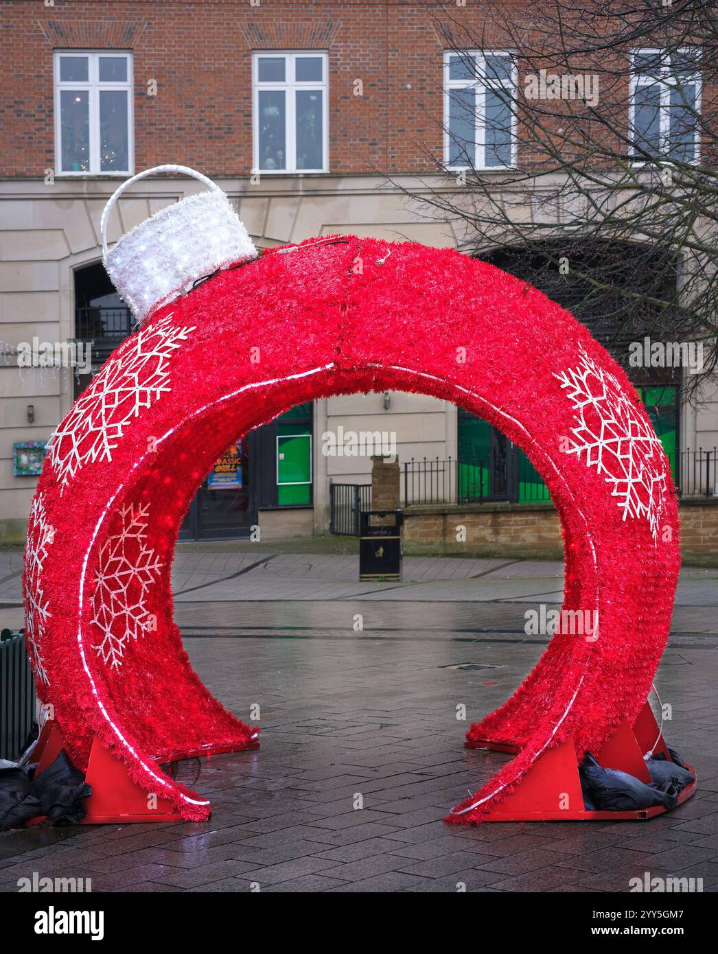 La grotta rossa di Babbo Natale nel mercato di Kettering, in Inghilterra, in una giornata invernale umida, 2024. Foto Stock