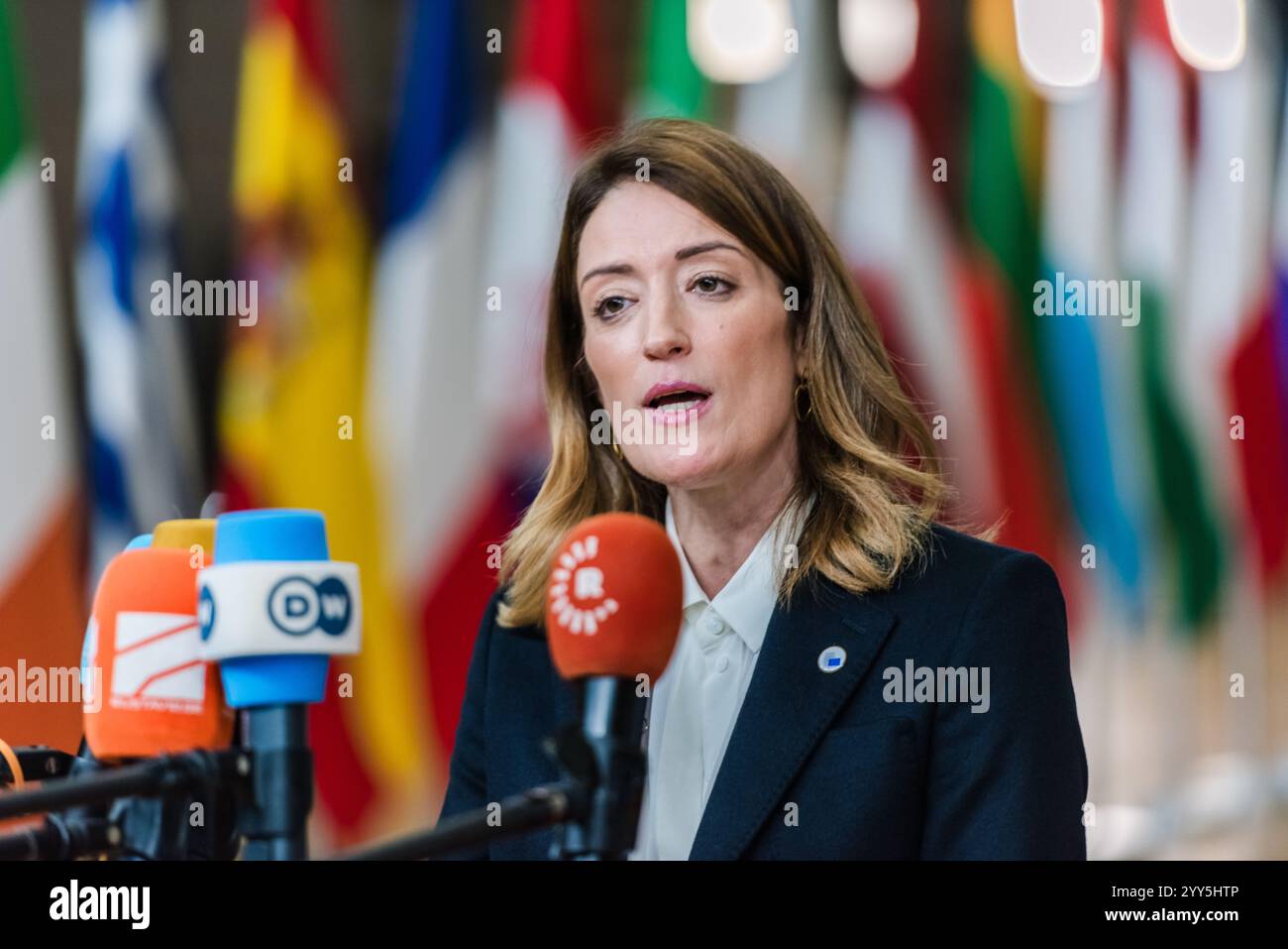 BRUXELLES, BELGIO - 19 DICEMBRE 2024. Roberta METSOLA, Presidente del Parlamento europeo, parla ai media prima dell'inizio del vertice del consiglio europeo, nell'edificio Europa, sede del Consiglio UE a Bruxelles, Belgio, il 19 dicembre 2024. I leader dell'UE si riuniscono a Bruxelles per discutere di Ucraina, UE nel mondo, Medio Oriente, resilienza e preparazione, migrazione e questioni di politica estera. Crediti: Morfo SAVVA | Alamy Live News. Foto Stock