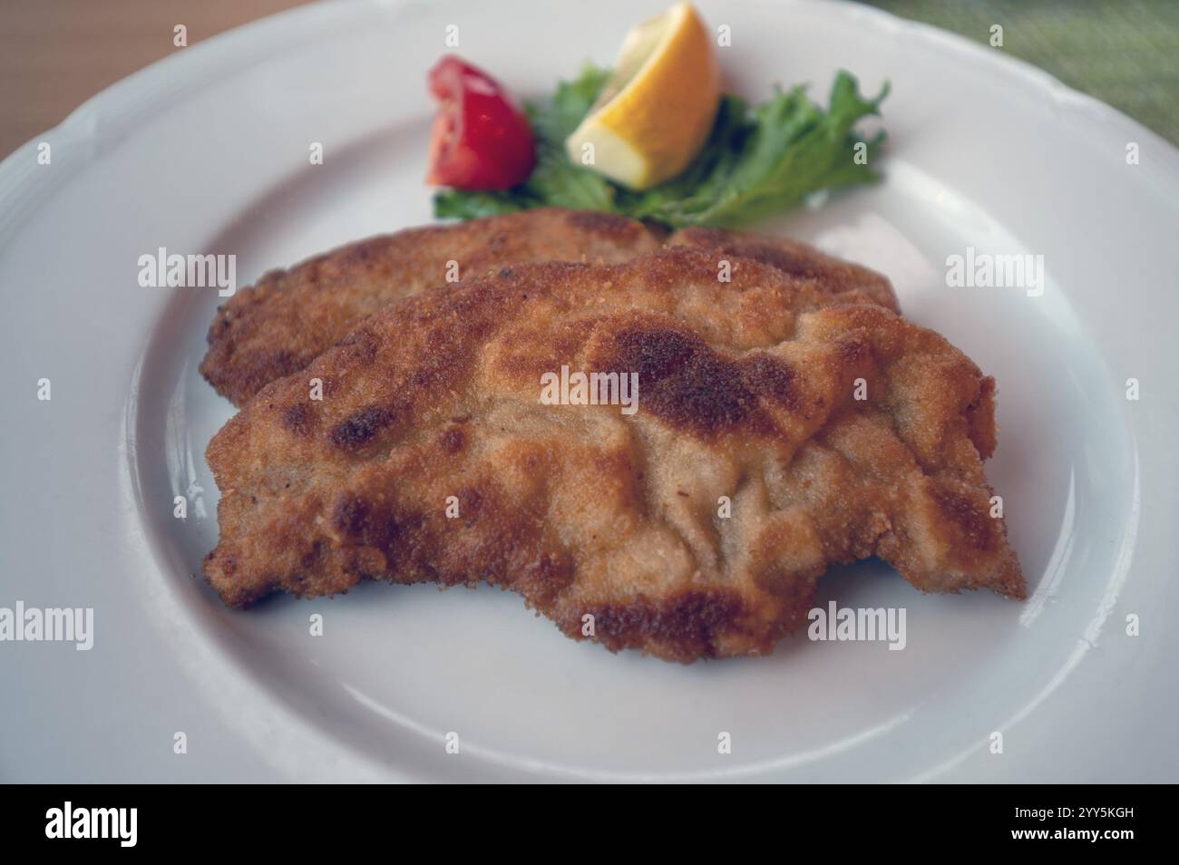 Schnitzel in stile Wiener servito su un piatto, Baviera, Germania, Europa Foto Stock