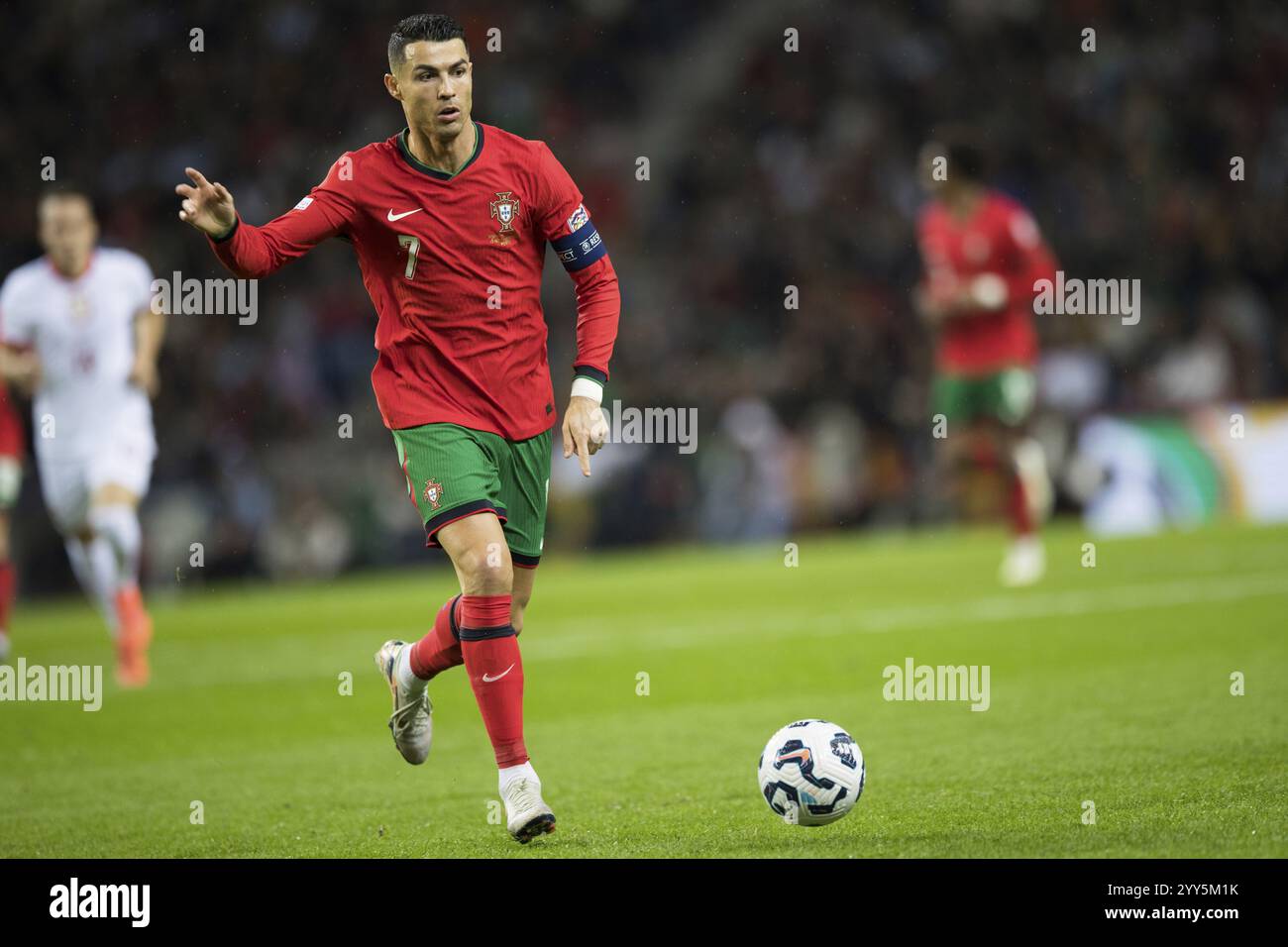 Partita di calcio, capitano Cristiano RONALDO CR7 Portogallo sul pallone, fascia da capitano, braccio sinistro rivolto a metà sinistra, sguardo concentrato verso Foto Stock