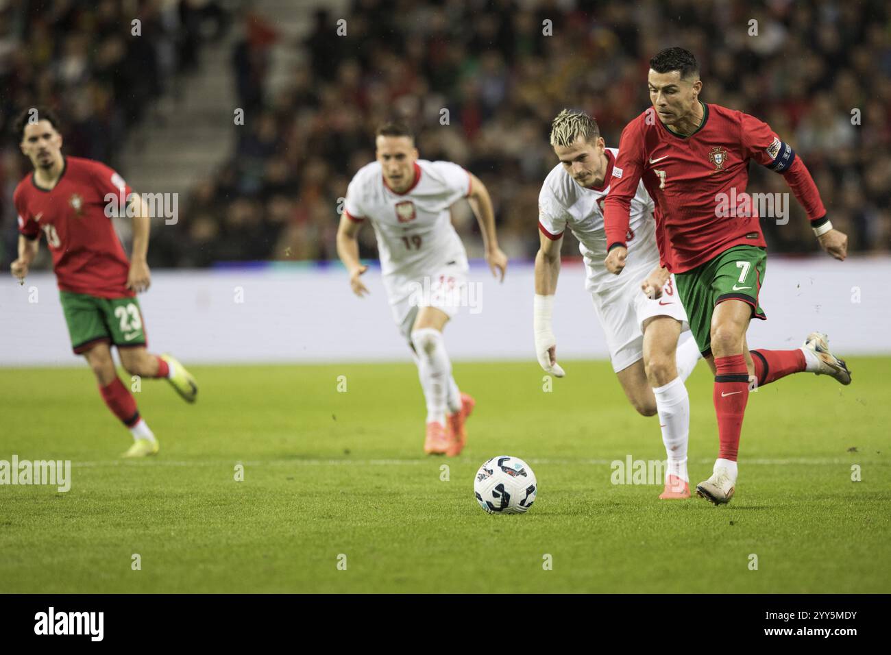 Partita di calcio, il capitano Cristiano RONALDO CR7 Portogallo corre direttamente verso l'area di rigore dell'avversario guardando il pallone, Jakub KAMINSKI Foto Stock