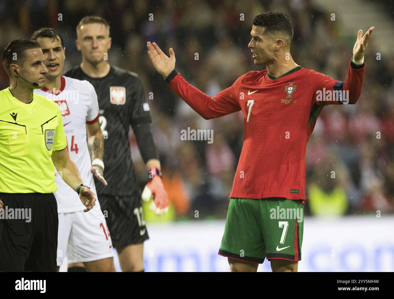 Partita di calcio, capitano Cristiano RONALDO CR7 Portogallo a destra, protesta energicamente con braccia e mani alzate verso l'arbitro Donatas RUMSAS Lithu Foto Stock