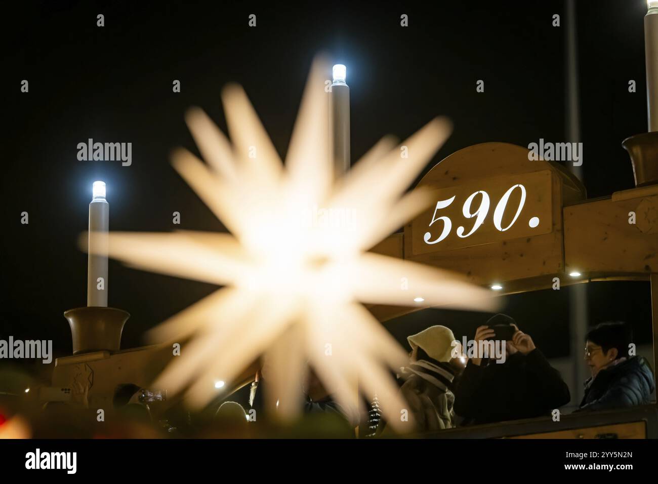 Il Dresden Striezelmarkt è un mercatino di Natale a Dresda. Si tiene nell'Avvento dal 1434, di solito sulla piazza Altmarkt, e attrae un'ave Foto Stock