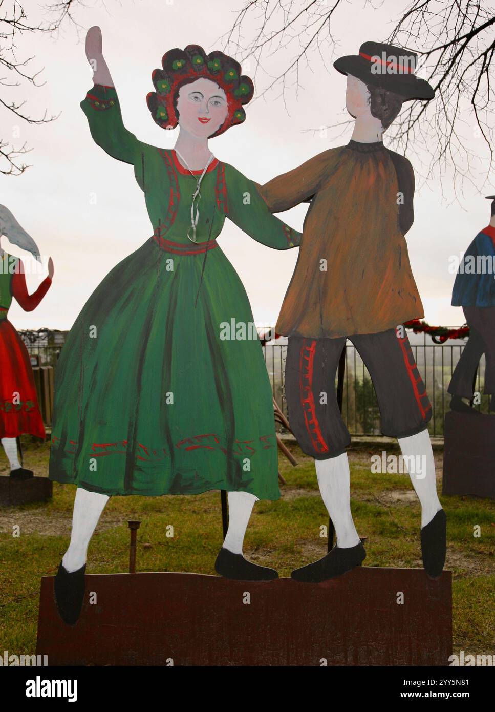 Caratteri a grandezza naturale, sui bastioni, di Domfront Chateau, Domfront, Francia nord-occidentale, Europa nel dicembre 2024 Foto Stock