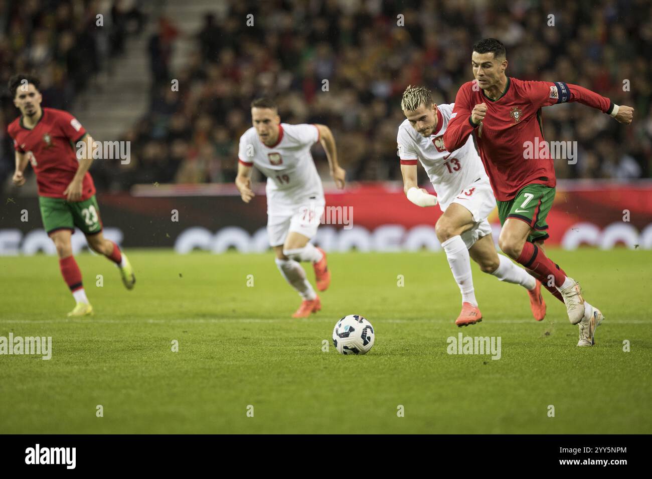 Partita di calcio, il capitano Cristiano RONALDO CR7 Portogallo corre direttamente verso l'area di rigore avversario, Jakub KAMINSKI 13 Polonia e Domini Foto Stock