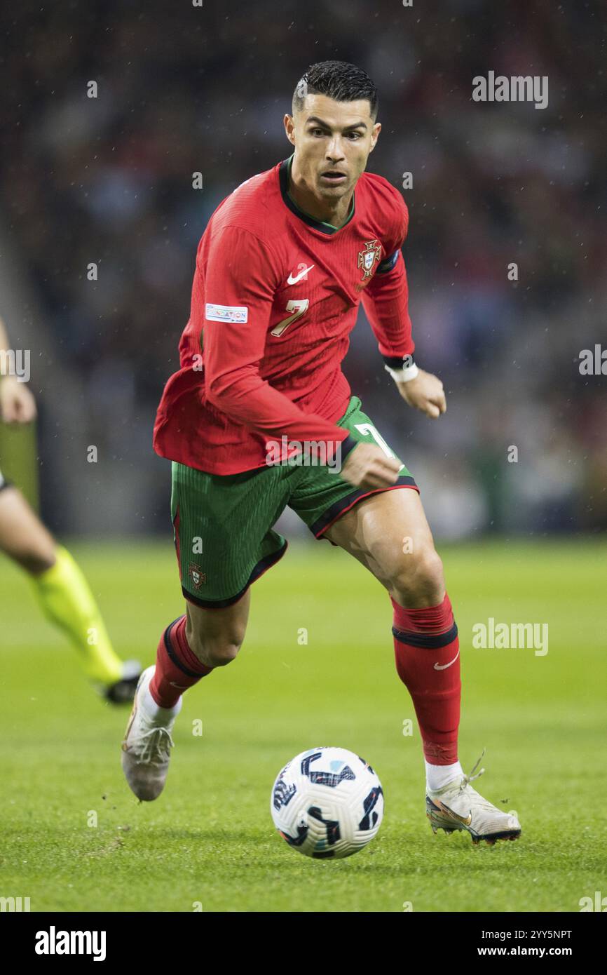 Partita di calcio, capitano Cristiano RONALDO CR7 Portogallo sul pallone con sguardo concentrato in basso, Estadio do Dragao, Porto, Portogallo, Europa Foto Stock