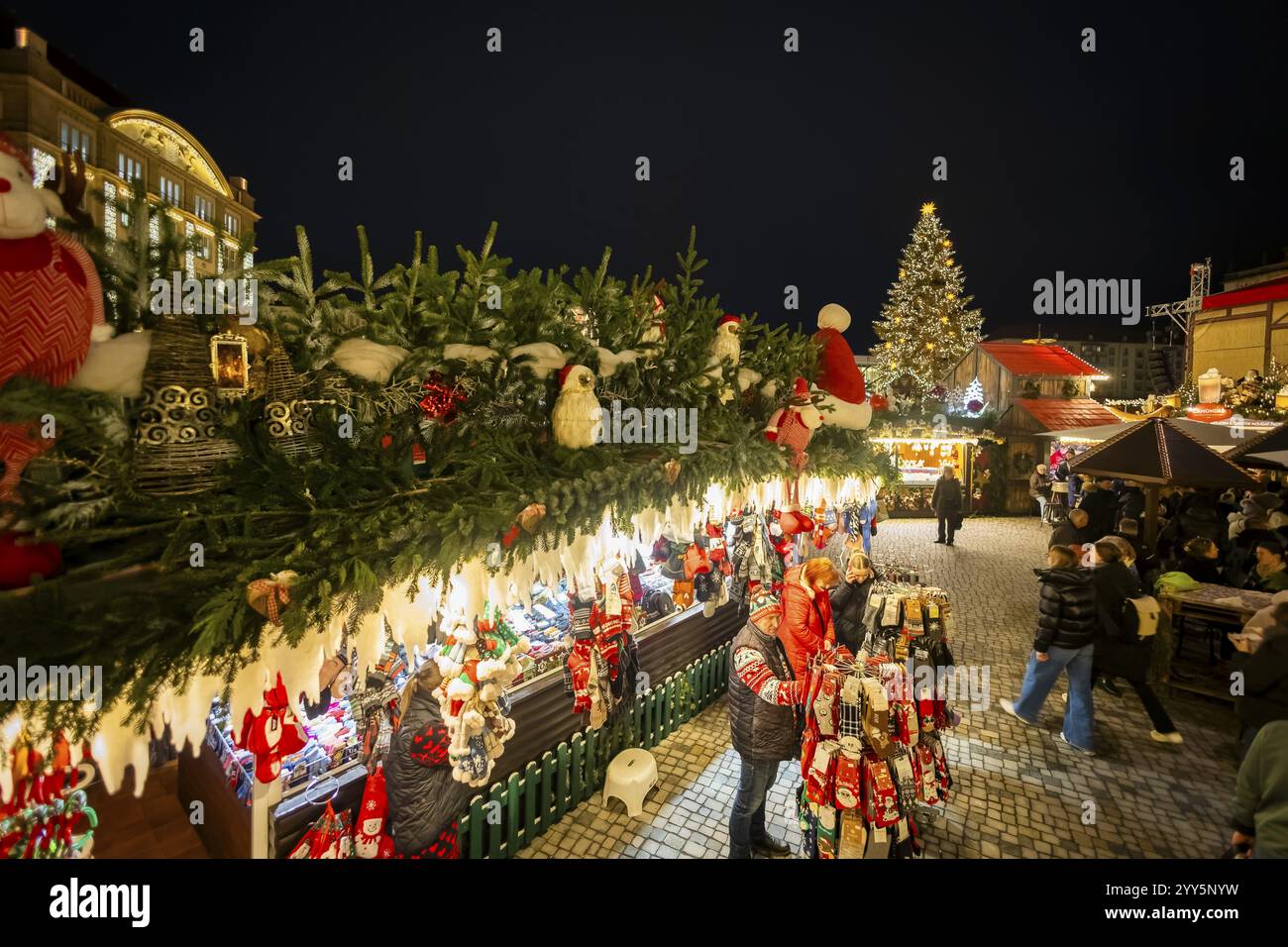 Il Dresden Striezelmarkt è un mercatino di Natale a Dresda. Si tiene nell'Avvento dal 1434, di solito sulla piazza Altmarkt, e attrae un'ave Foto Stock