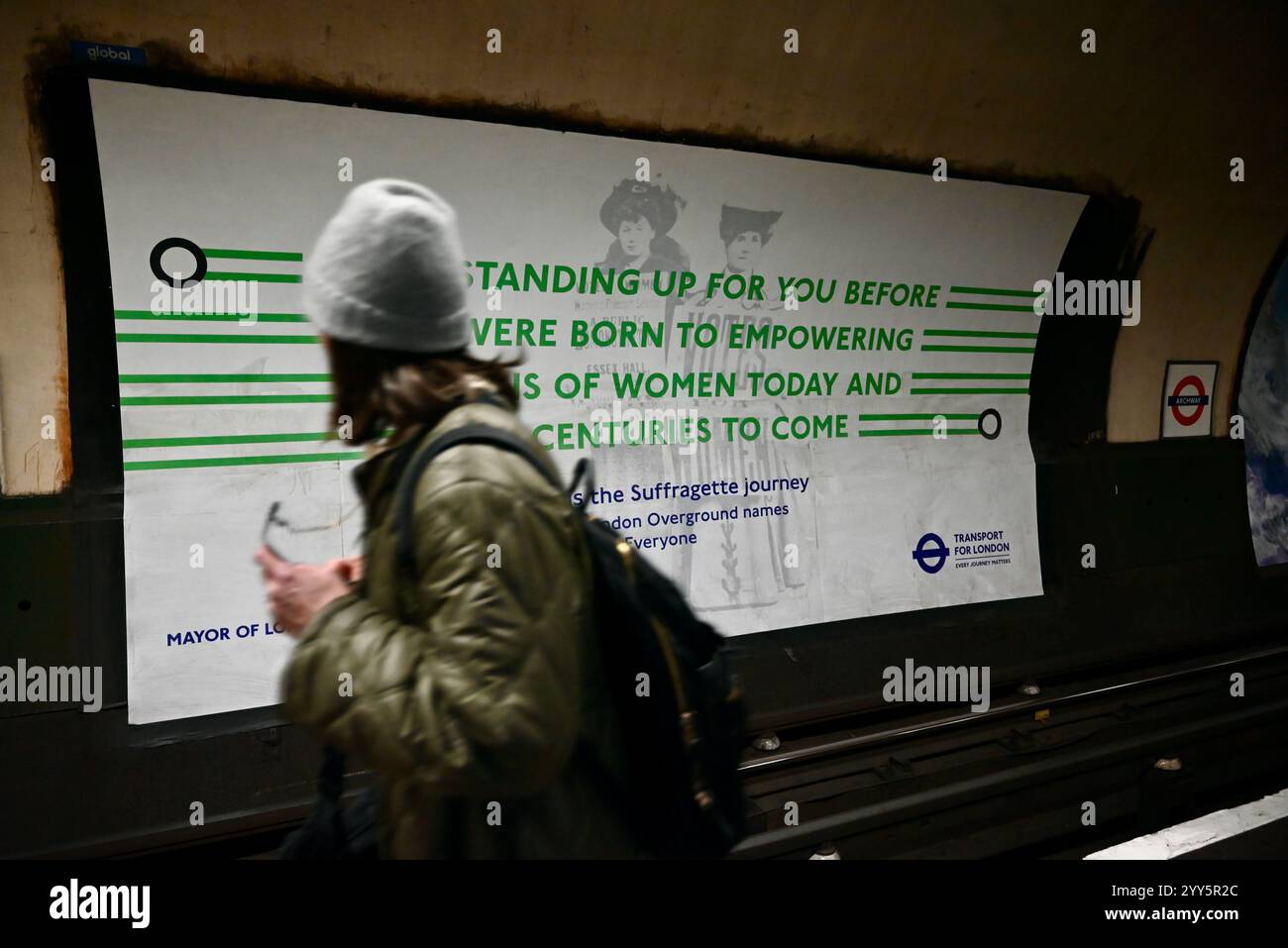 la stazione della metropolitana di arch-arch-way - i manifesti pubblicizzano la nuova linea di suffragette overground; una commemorazione delle donne pionieristiche storiche che hanno combattuto per i diritti delle donne Foto Stock