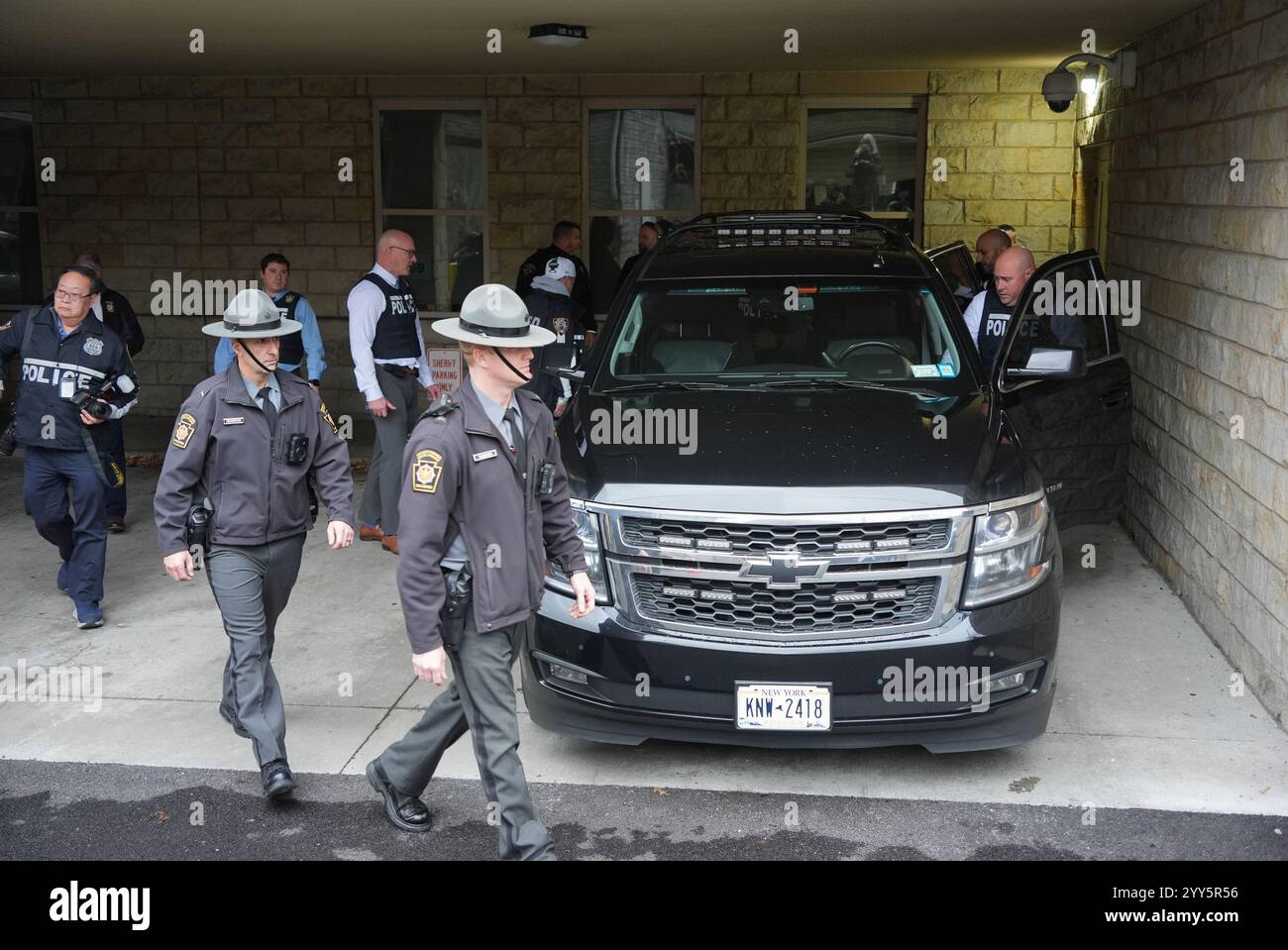 Hollidaysburg, Stati Uniti. 19 dicembre 2024. Luigi Nicholas Mangione parte al Blair County Courthouse di Hollidaysburg, Pa., giovedì 19 dicembre 2024. Mangione, accusato di aver sparato a morte al CEP della UnitedHealthcare Brian Thompson, fu trasferito a New York e accusato di omicidio premeditato. Foto della piscina di Gene J. Puskar/UPI credito: UPI/Alamy Live News Foto Stock