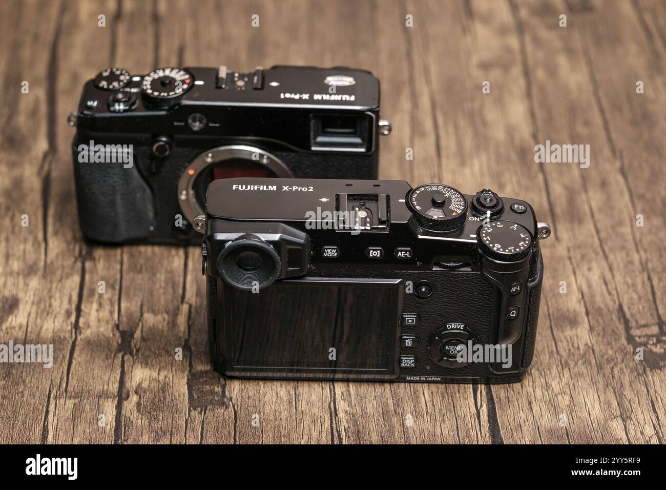 Newcastle Regno Unito: 11 dicembre 2024: Fotocamere Fuji, Fujifilm, X Pro 1 e Xpro 2 confronto affiancato di due moderne fotocamere digitali che evidenziano design e. Foto Stock