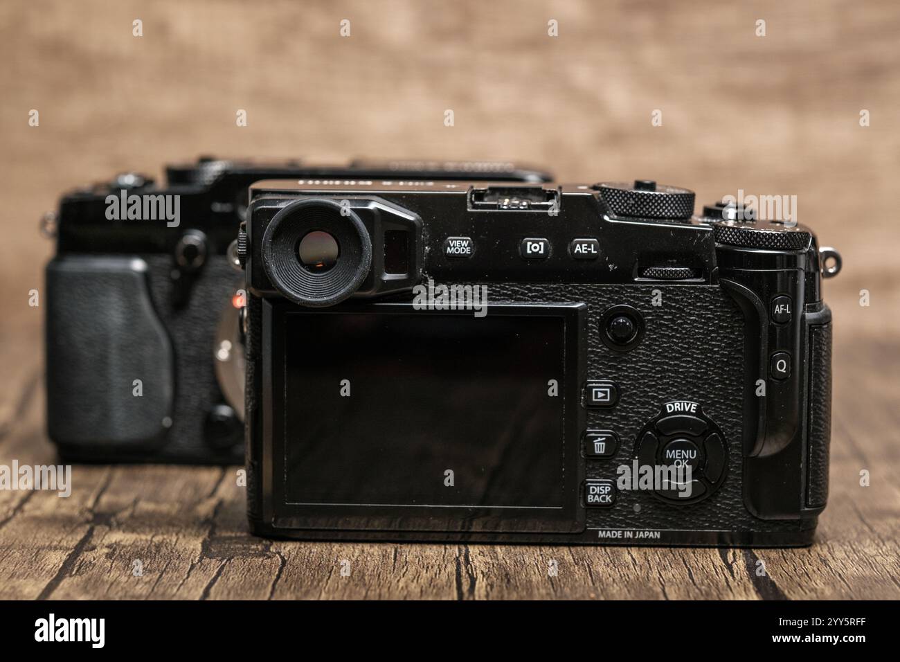 Newcastle Regno Unito: 11 dicembre 2024: Fotocamere Fuji, Fujifilm, X Pro 1 e Xpro 2 confronto affiancato di due moderne fotocamere digitali che evidenziano design e. Foto Stock