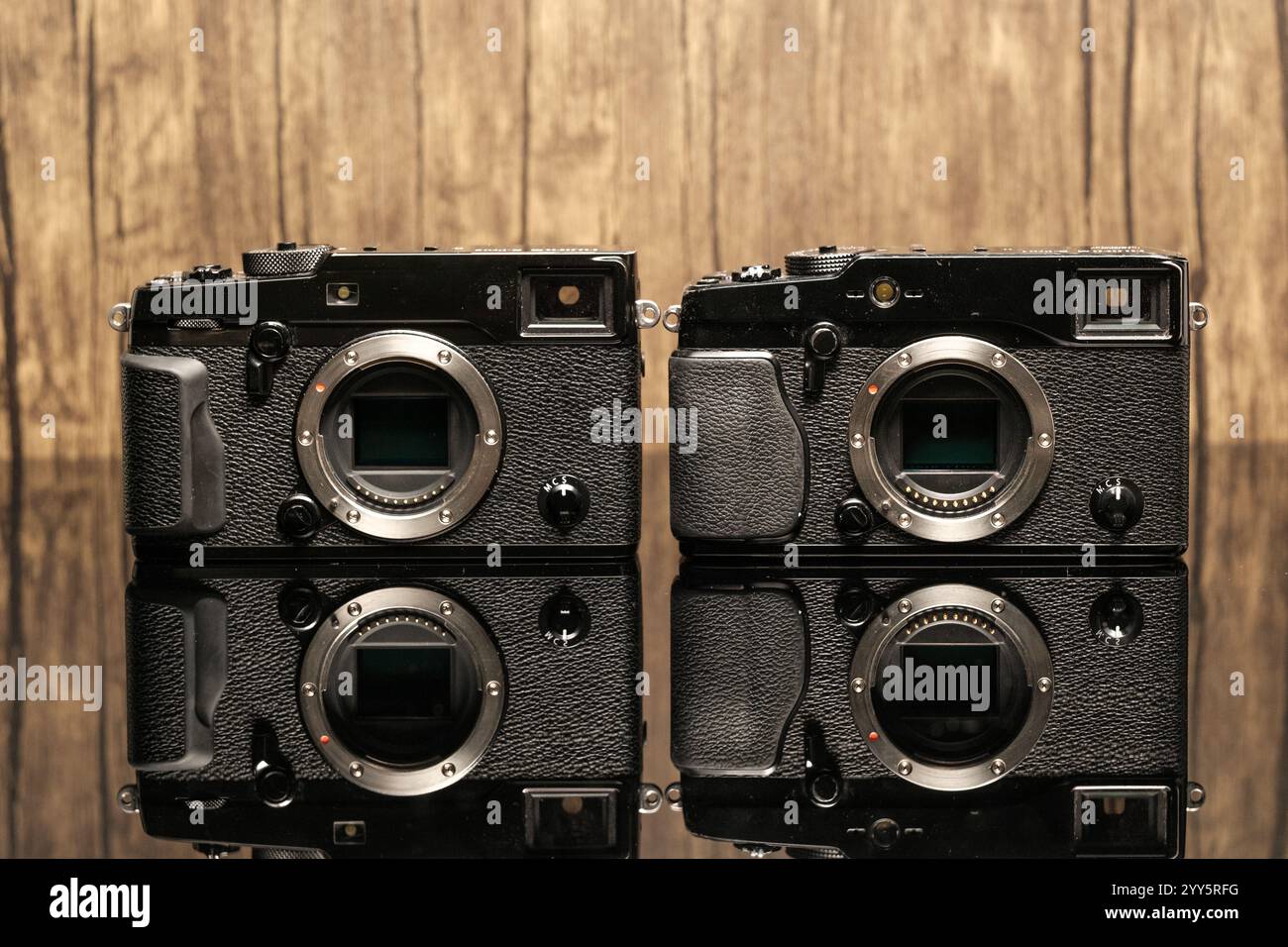 Newcastle Regno Unito: 11 dicembre 2024: Fotocamere Fuji, Fujifilm, X Pro 1 e Xpro 2 confronto affiancato di due moderne fotocamere digitali che evidenziano design e. Foto Stock