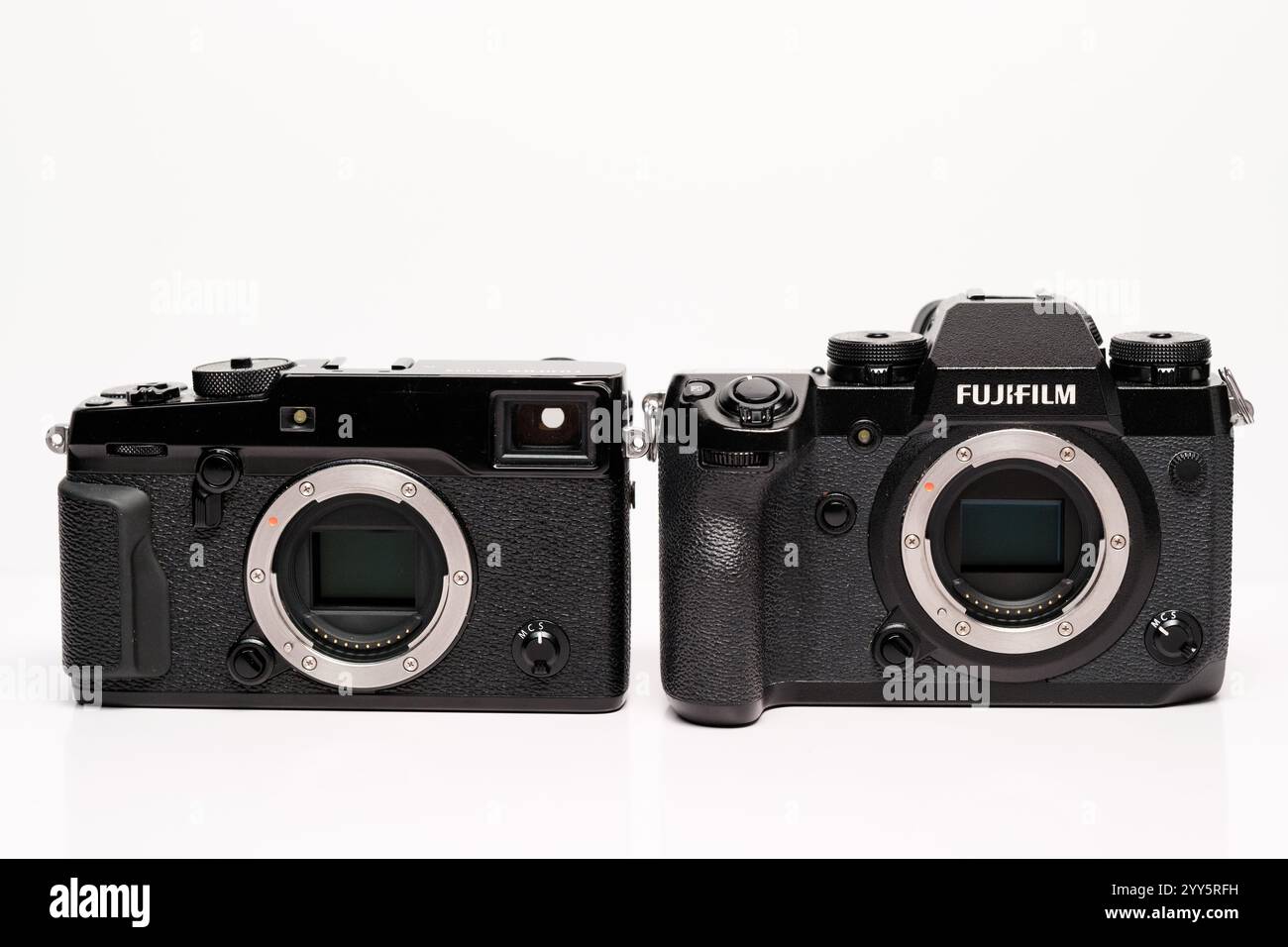 Newcastle Regno Unito: 11 dicembre 2024: Diversi modelli di fotocamere che mostrano sensori e design durante un'esposizione di attrezzature fotografiche. Telecamere Fuji, Fujifilm Foto Stock