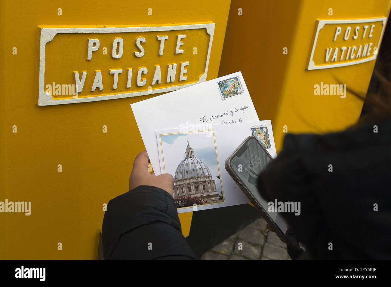 Vaticano, Vaticano. 19 dicembre 2024. **NO LIBRI** Italia, Roma, Vaticano, 2024/12/19 nuovo ufficio postale inaugurato per il Giubileo, in Piazza San Pietro, città del Vaticano . Fotografia di ALESSIA GIULIANI / Catholic Press Photo Credit: Agenzia fotografica indipendente / Alamy Live News Foto Stock