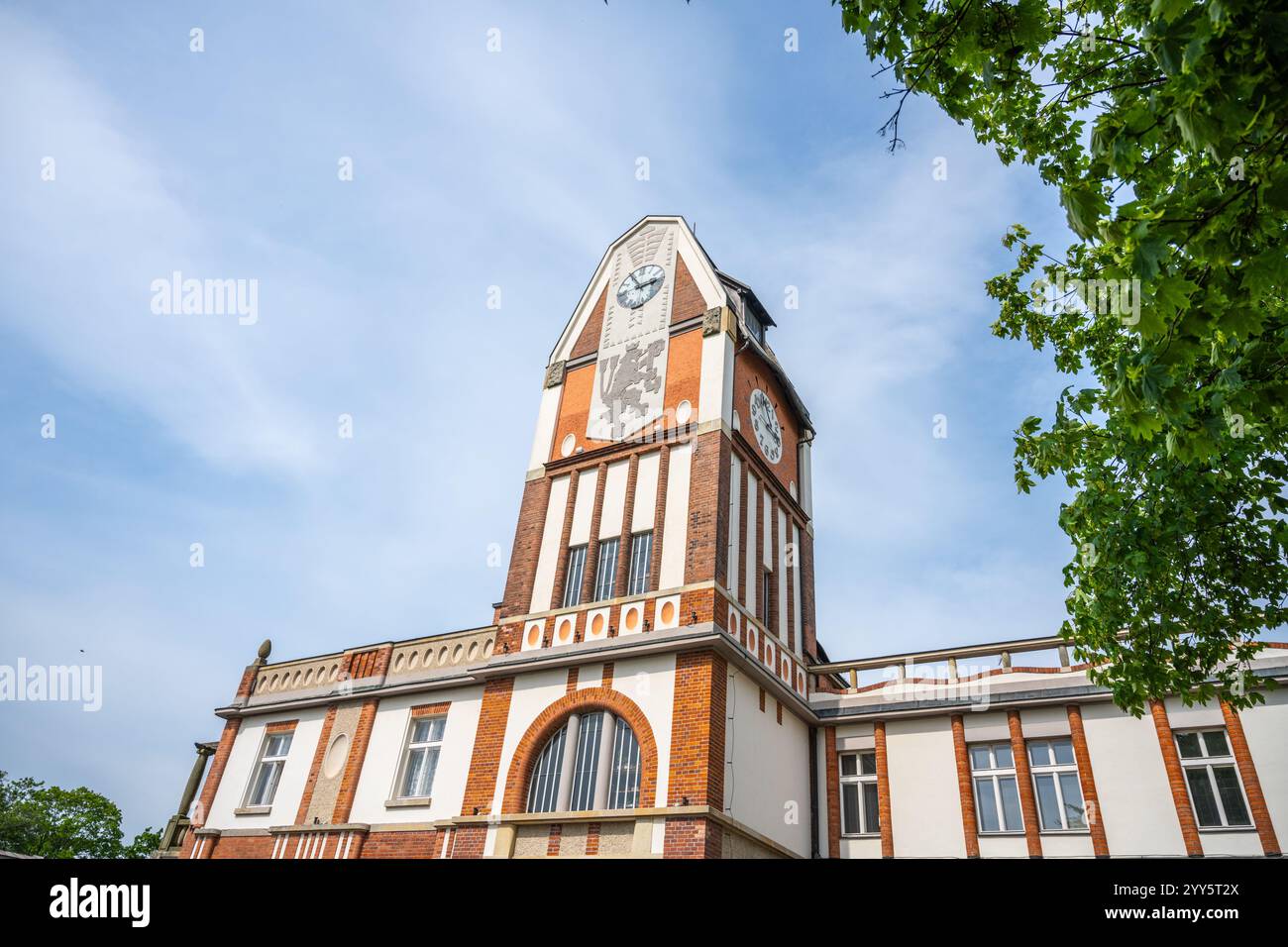 La centrale idroelettrica Hucak di Hradec Kralove è caratterizzata da uno splendido design Art Nouveau, con un'imponente torre dell'orologio e intricati lavori in muratura contro un cielo azzurro. Foto Stock