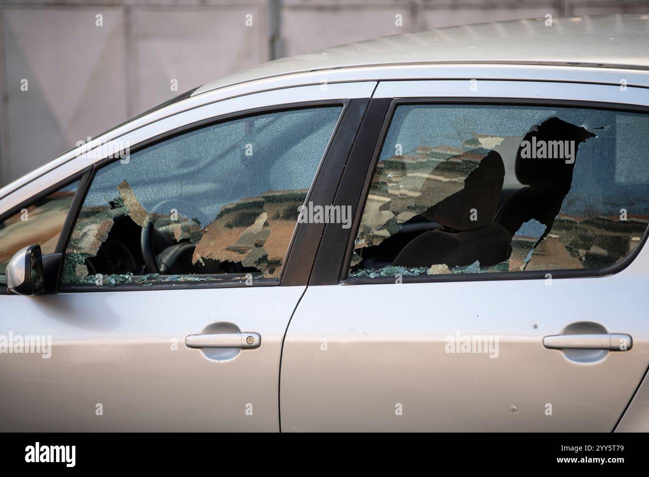 Finestra rotta e rapimento di cose da un'auto. Un incidente criminale. Hackerare la macchina. Finestrino sinistro rotto di un'auto. Foto Stock Finestra rotta e rapimento di cose da un'auto. Un incidente criminale. Hackerare la macchina. Finestrino sinistro rotto di un'auto. Foto Stock