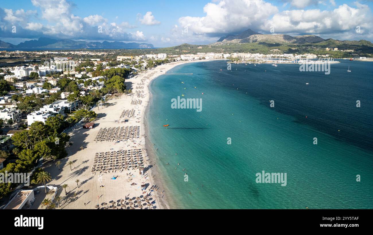 Spiaggia di Alcúdia, spiaggia di sabbia bianca a Maiorca, Spagna. Foto Stock