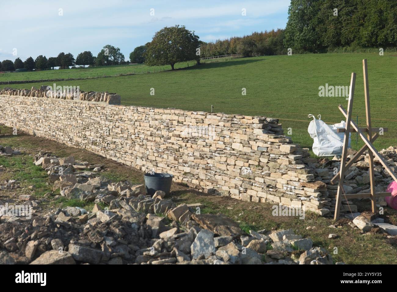 Muratura a secco in costruzione nelle Cotswolds, Inghilterra. Foto Stock