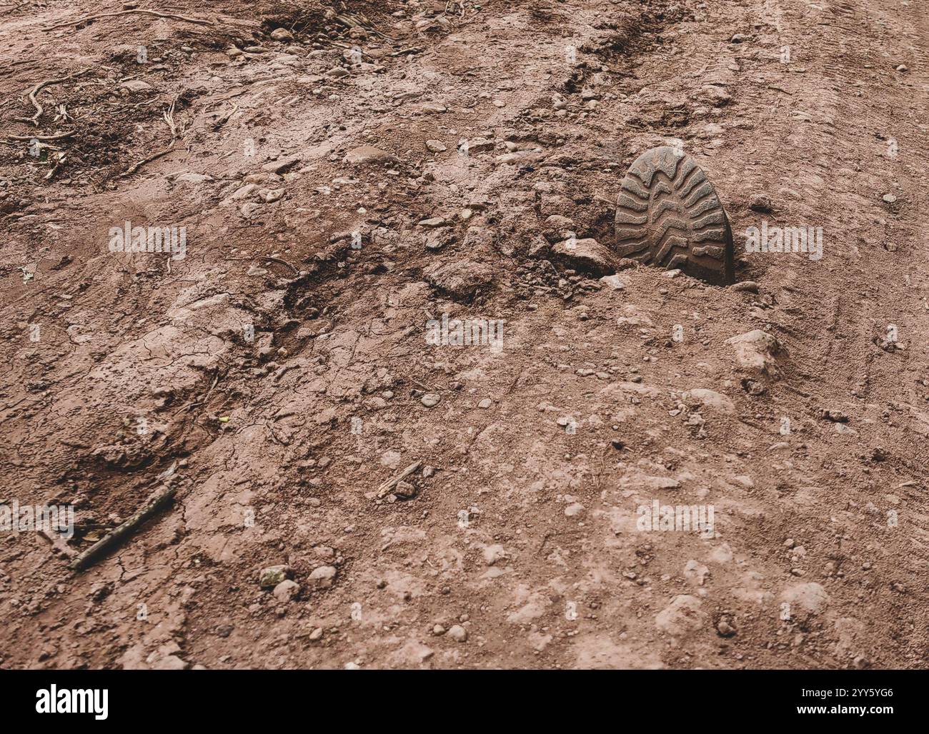 Scoprire il passato. Stivale militare sepolto in tempo . Esplorando la storia e l'archeologia della guerra. Scarpa con impronta a terra. Ripetizione e trama. Foto Stock