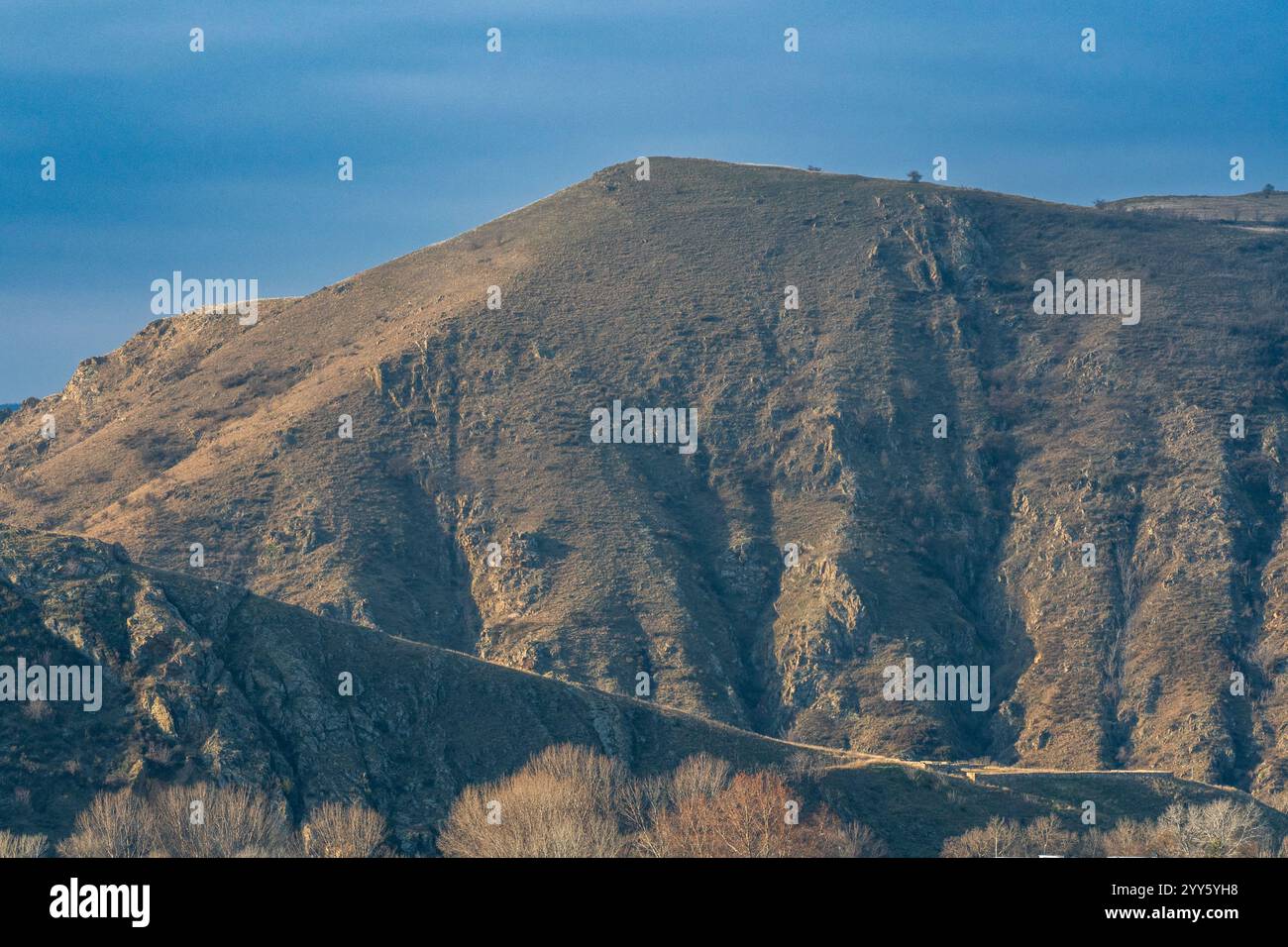 Rolling Hills: Motivi e texture nella tela della natura. Cielo mattutino. Foto Stock