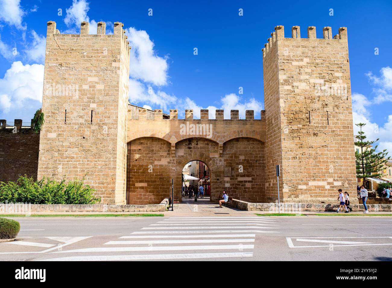 Porta de Mallorca o porta de Sant Sebastia, la porta meridionale della famosa città turistica di Alcudia, Maiorca, Spagna. Foto Stock